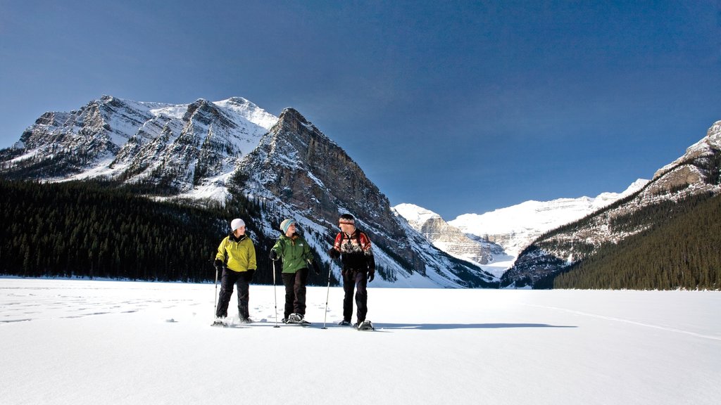 Mount Norquay Ski Resort mostrando montañas, nieve y raquetas de nieve