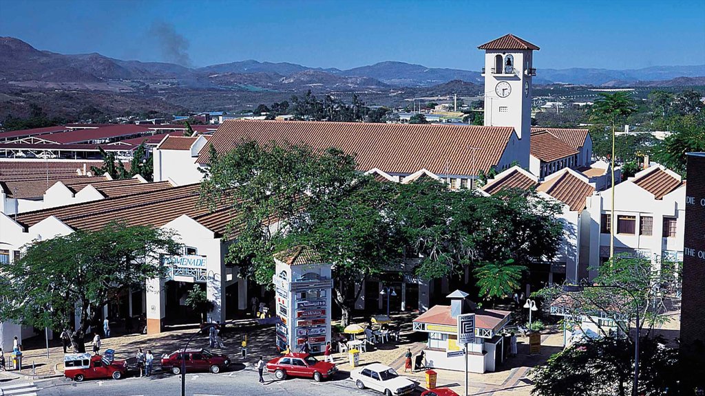 Nelspruit ofreciendo compras y una pequeña ciudad o pueblo