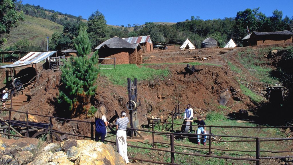 Pilgrims Rest ofreciendo una pequeña ciudad o pueblo y tierras de cultivo y también un pequeño grupo de personas