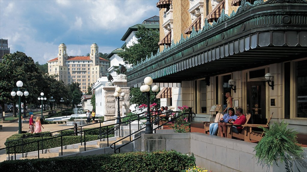 Lava Hot Springs showing heritage elements, a city and street scenes