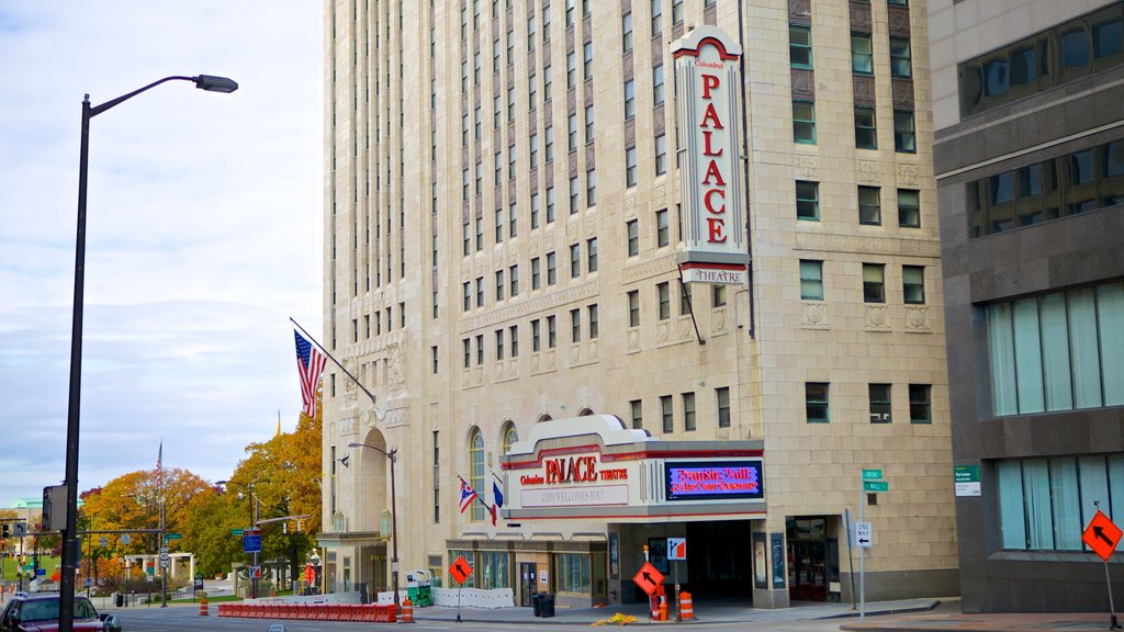 Palace Theatre mostrando una ciudad, un hotel y señalización