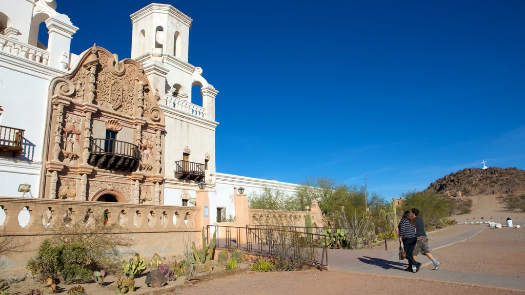 Missione San Xavier del Bac che include elementi religiosi, chiesa o cattedrale e oggetti d\'epoca