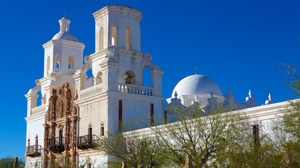 Mission San Xavier del Bac caracterizando uma igreja ou catedral e arquitetura de patrimônio