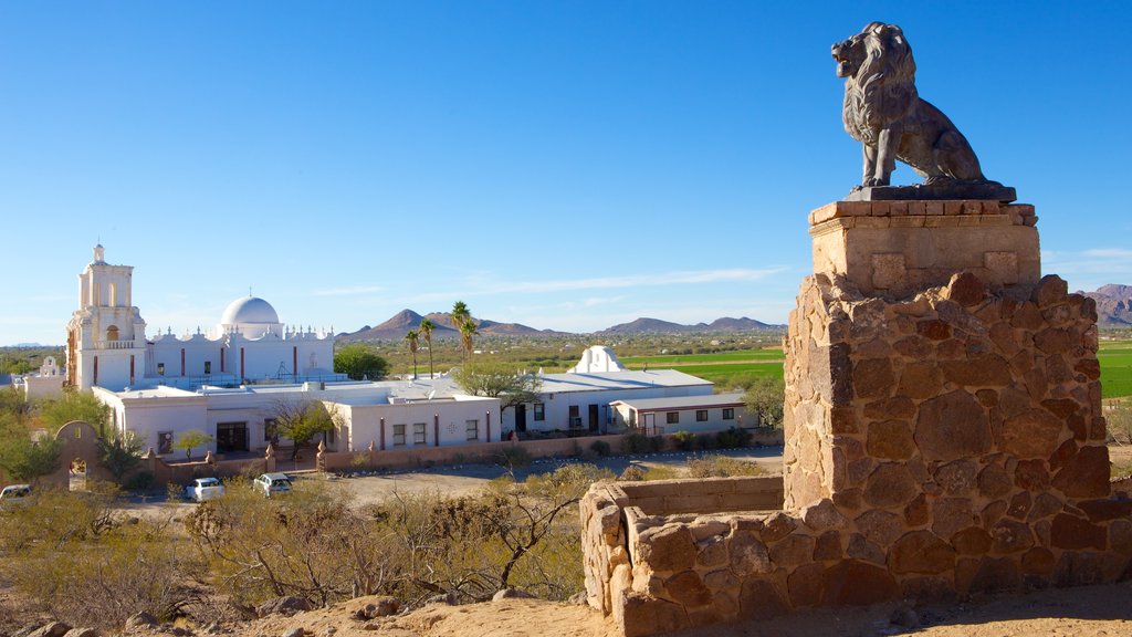 Mission San Xavier del Bac que incluye una iglesia o catedral, escenas tranquilas y una estatua o escultura