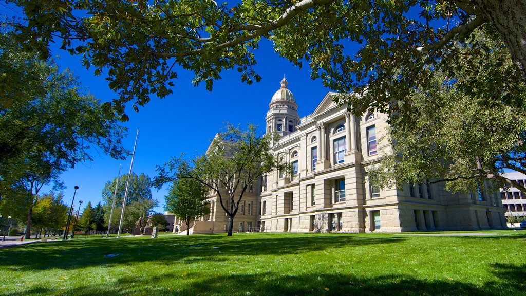 Cheyenne que incluye un edificio administrativo, jardín y arquitectura patrimonial