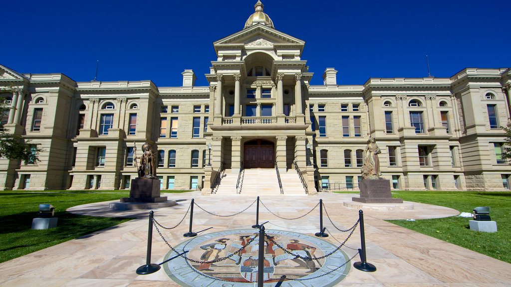 Cheyenne que incluye patrimonio de arquitectura, un edificio administrativo y un parque o plaza