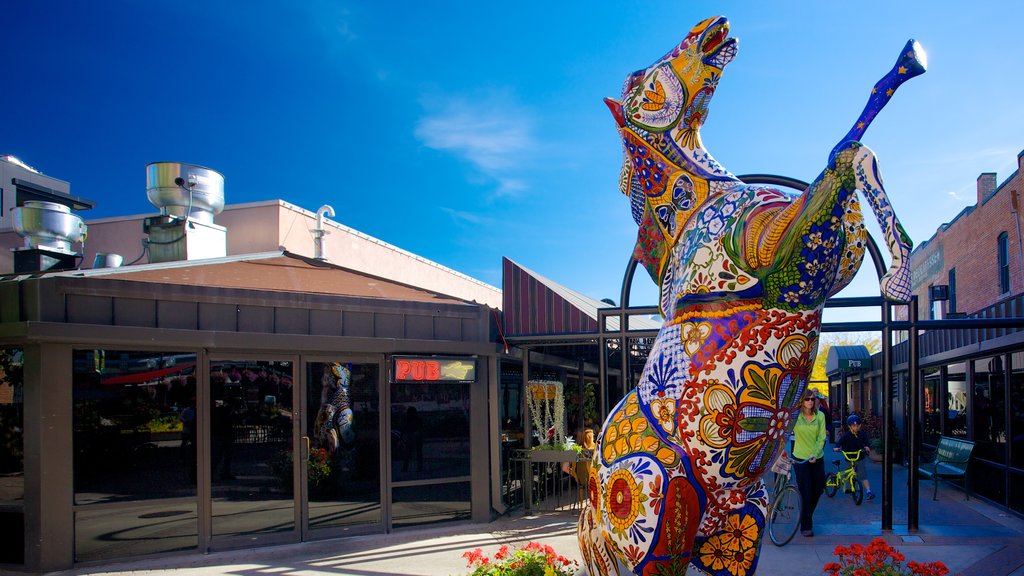 Fort Collins montrant art extérieur et une place publique