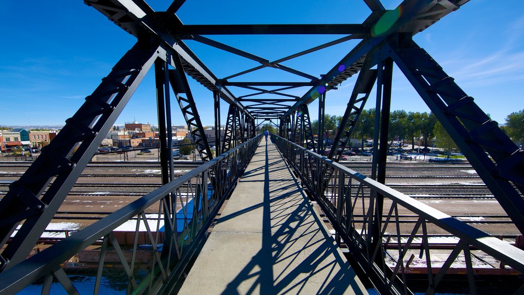 Laramie ofreciendo artículos de ferrocarril y un puente