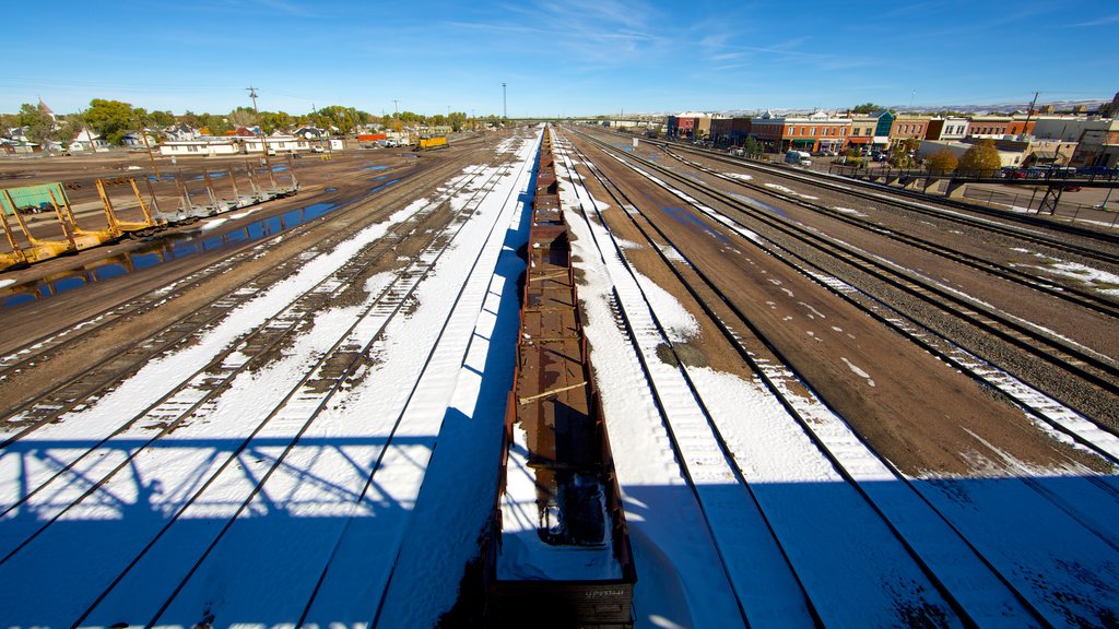 Laramie que inclui uma cidade pequena ou vila e itens de ferrovia