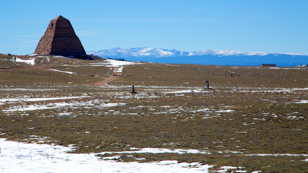 Laramie som visar ett monument, snö och stillsam natur