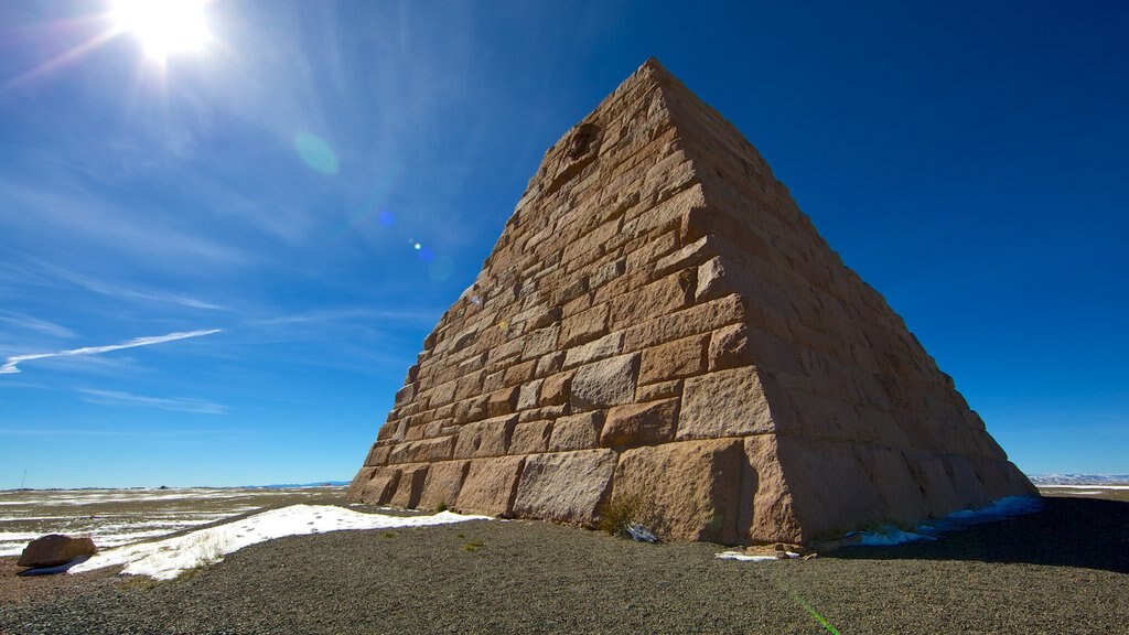 Laramie som visar stillsam natur och ett monument