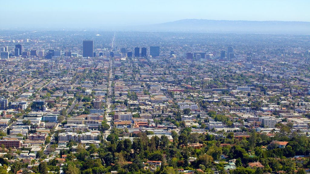 Griffith Observatory som omfatter udsigt over landskaber, en by og skyline