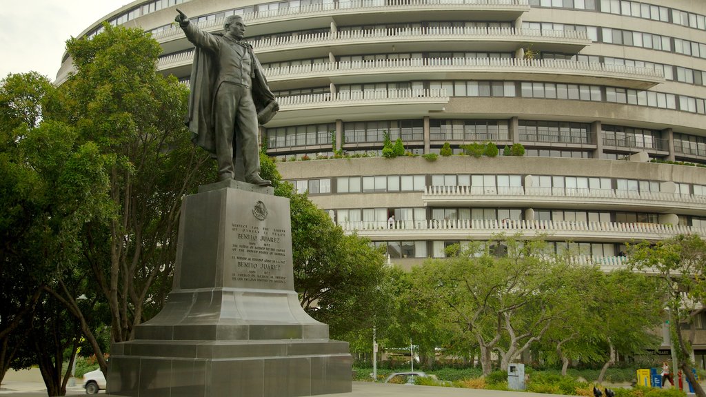 Foggy Bottom mostrando una ciudad, un monumento y una estatua o escultura