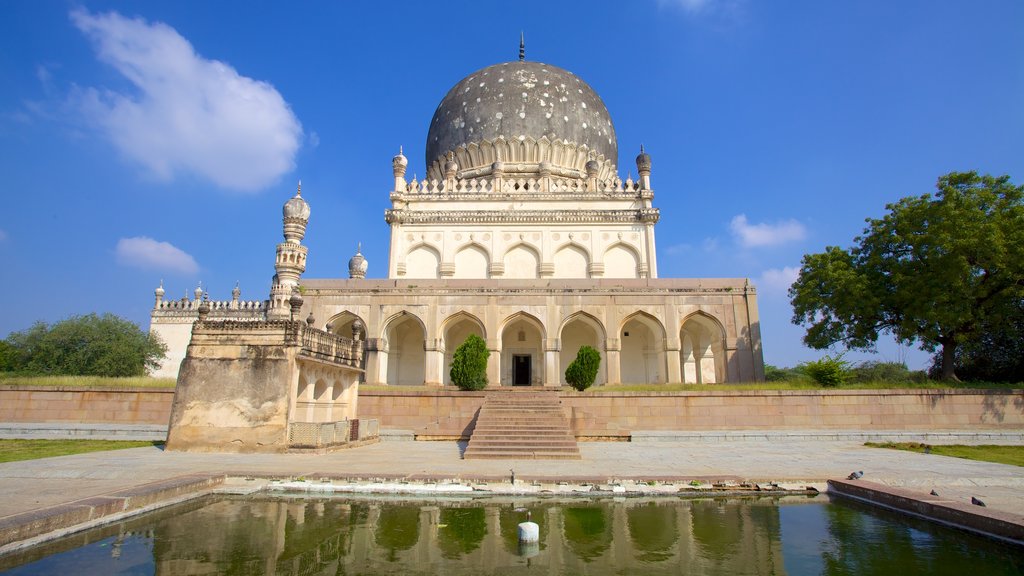 Tumbas Qutub Shahi ofreciendo un monumento, un templo o sitio de culto y un estanque