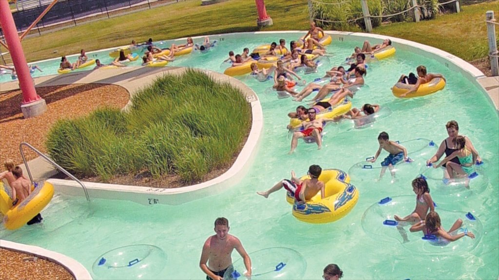 Lafayette toont een waterpark en een zwembad en ook een grote groep mensen