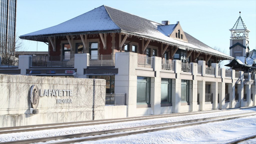 Lafayette mostrando señalización, nieve y artículos de ferrocarril