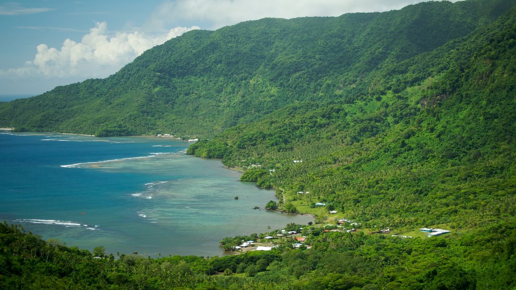 Upolu ofreciendo montañas, bosques y una bahía o puerto