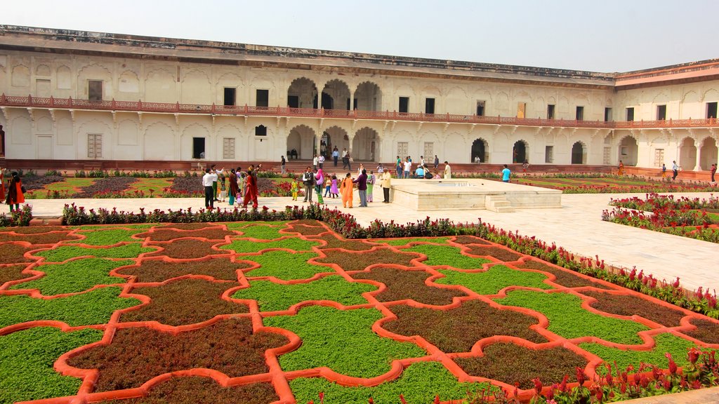 Agra Fort presenterar en park, historisk arkitektur och ett torg