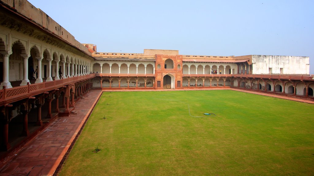 Fortaleza de Agra mostrando jardín, arquitectura patrimonial y una plaza