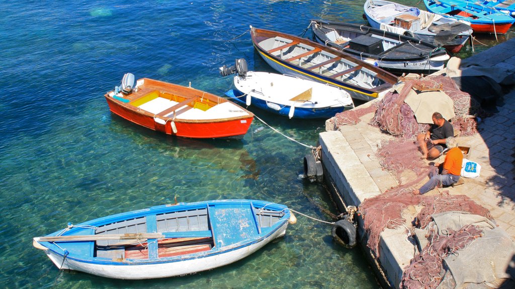 Lecce ofreciendo una bahía o puerto y vistas generales de la costa