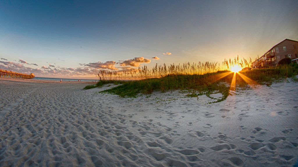 Morehead City que inclui uma praia de areia e um pôr do sol