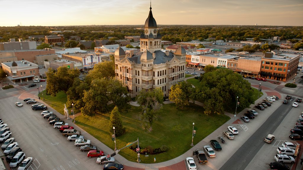 Denton mostrando um pôr do sol, arquitetura de patrimônio e um edifício administrativo