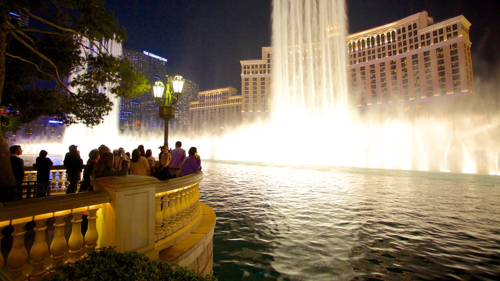 The Strip showing a fountain, a hotel and views