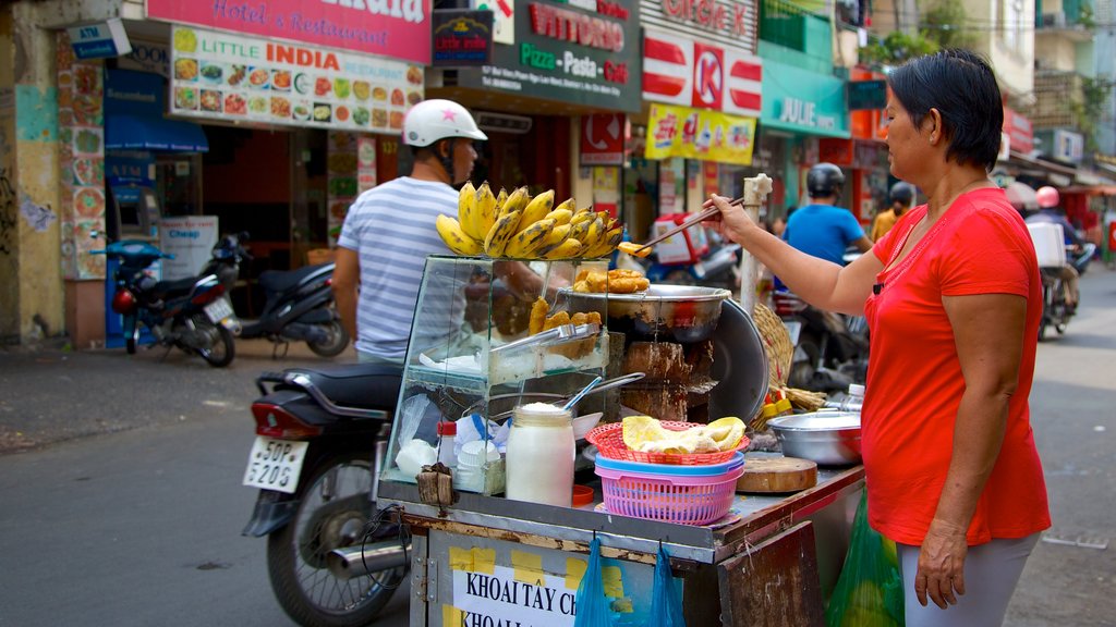 Pham Ngu Lao Street mostrando paseos en motocicleta, comida y una ciudad