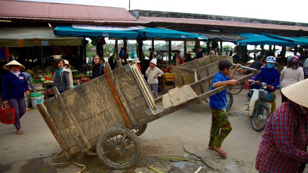 Centro de la ciudad de Hoi An mostrando escenas urbanas y mercados y también un gran grupo de personas