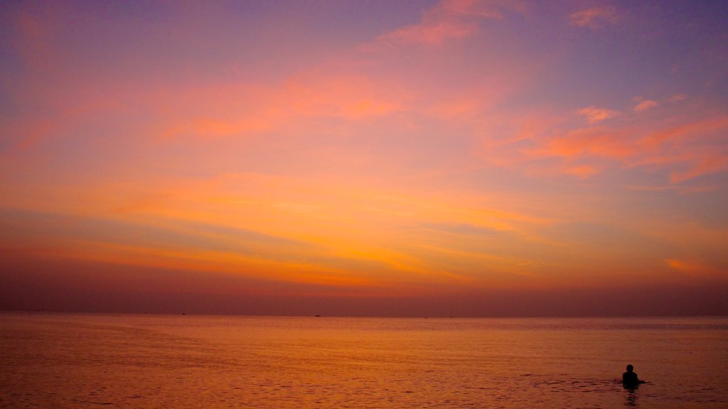 Plage de Phu Quoc montrant paysages côtiers, paysages et un coucher de soleil