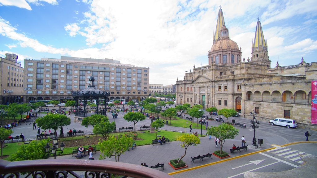 Palacio de Gobierno montrant une place publique, architecture patrimoniale et une ville