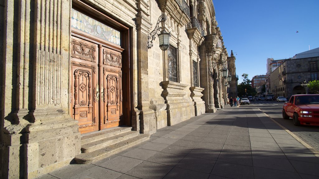 Palacio de Gobierno featuring heritage architecture, a city and street scenes