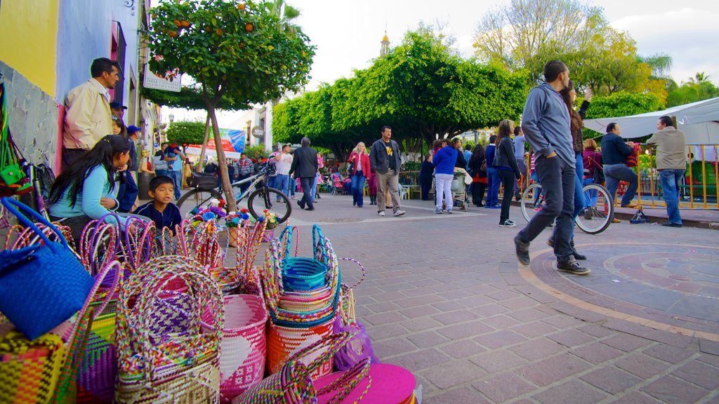 El Parián mostrando una ciudad, mercados y escenas urbanas