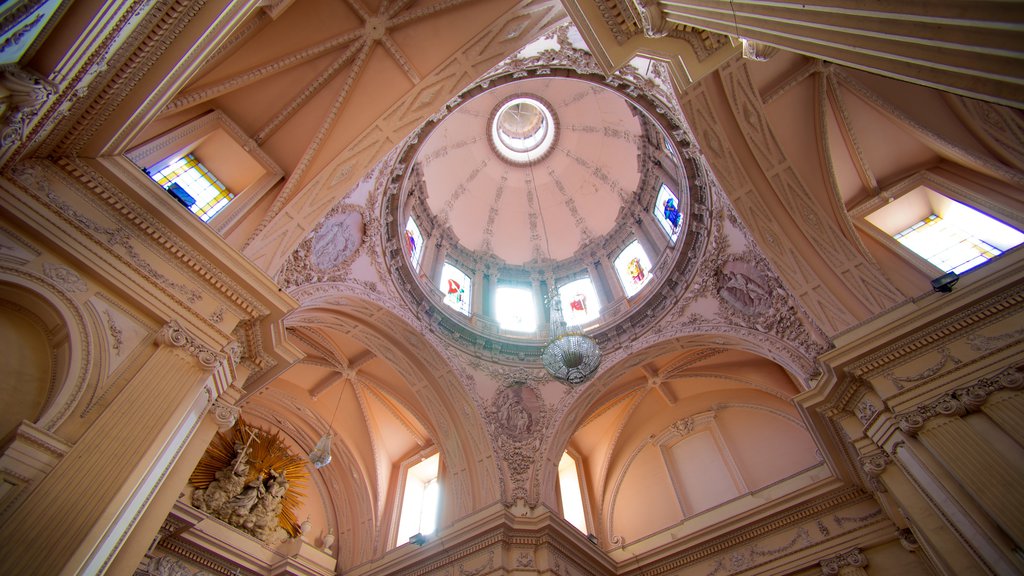 Catedral metropolitana que incluye aspectos religiosos, vista interna y arquitectura patrimonial