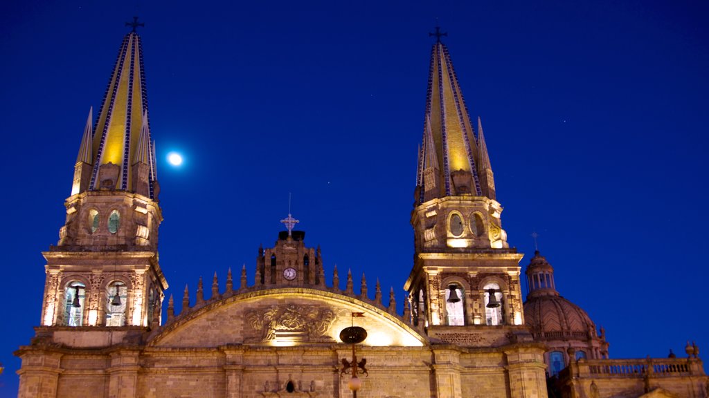 Catedral metropolitana mostrando escenas nocturnas, patrimonio de arquitectura y una iglesia o catedral