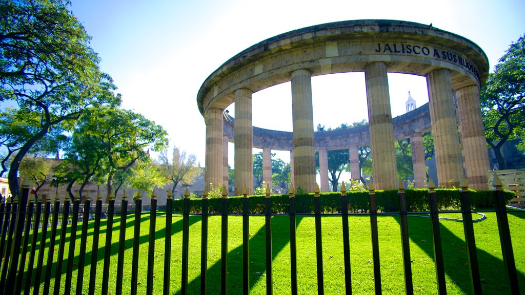 Rotonda de los Hombres Ilustres ofreciendo un parque, arquitectura patrimonial y un monumento