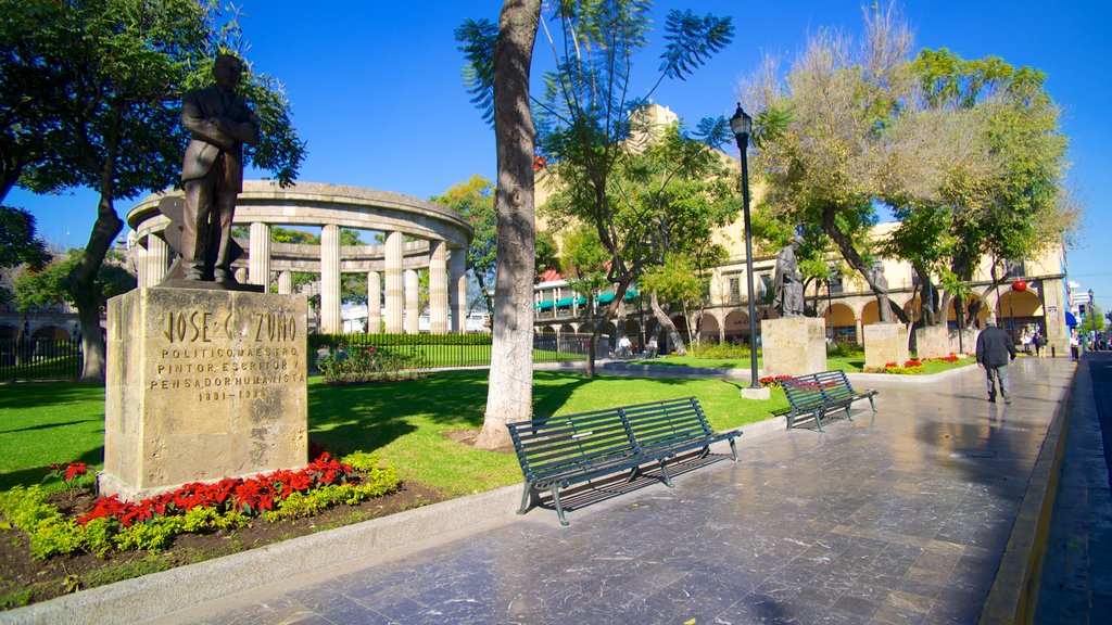 Rotonda de los Hombres Ilustres que incluye un monumento, una ciudad y jardín