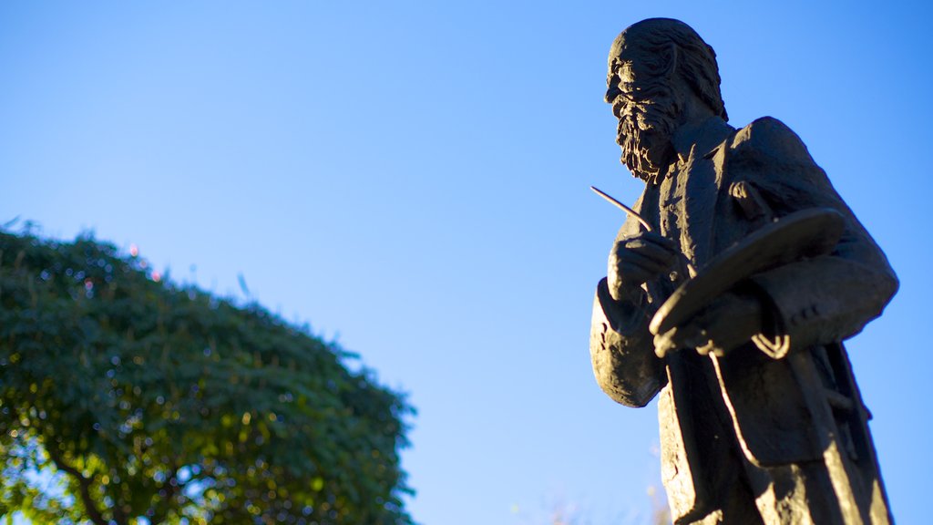 Rotonda de los Hombres Ilustres mostrando un monumento y una estatua o escultura