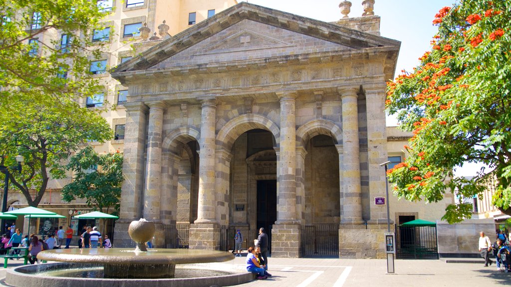 Biblioteca Octavio Paz que incluye arquitectura patrimonial, una fuente y un edificio administrativo