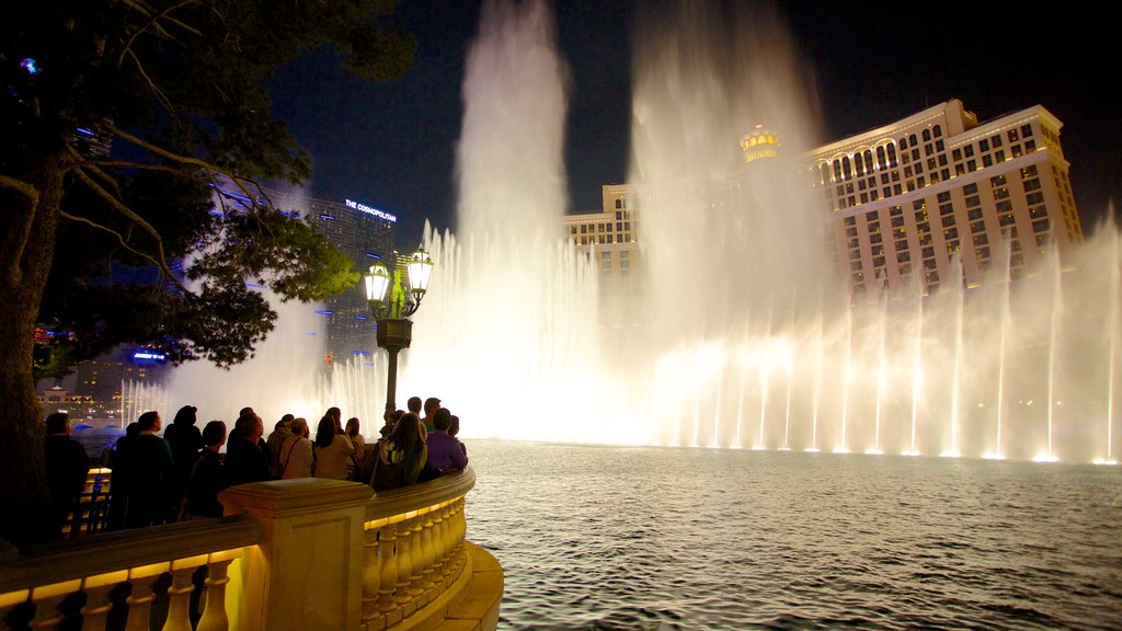 Las Vegas caracterizando um cassino, um hotel e uma fonte