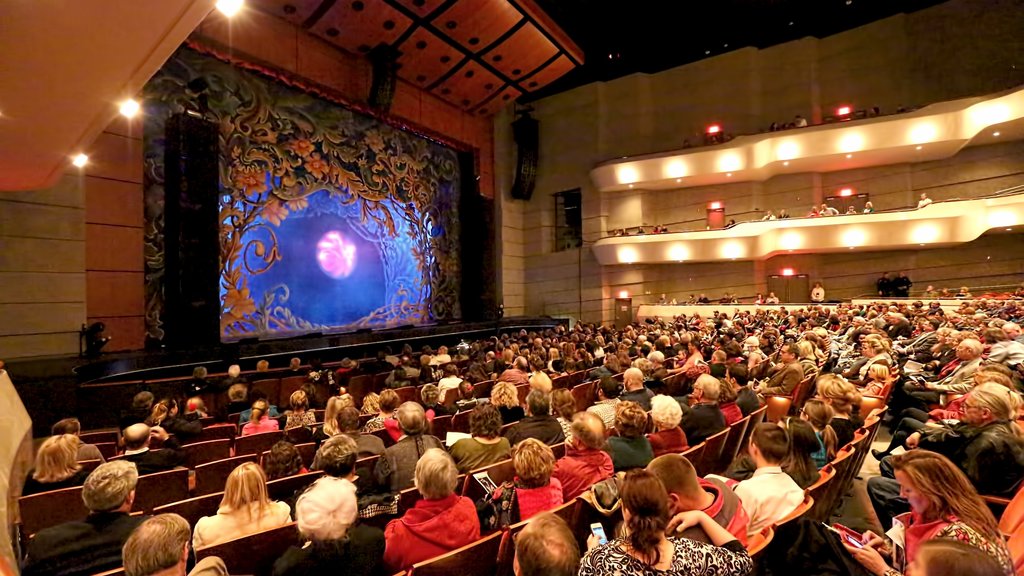 Midland que incluye arte escénica, vistas interiores y escenas de teatro