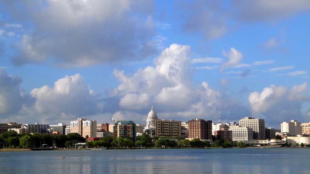 Madison toont skyline, een stad en een meer of poel