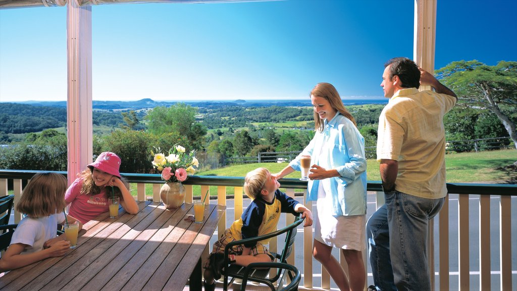 Mapleton qui includes une maison et repas à l’extérieur aussi bien que une famille