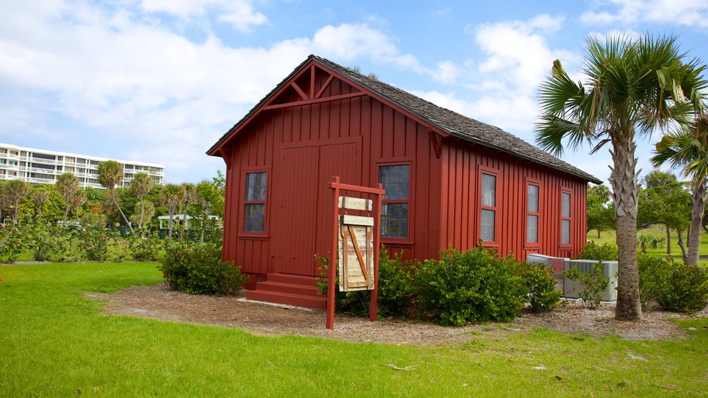 Phipps Ocean Park qui includes une maison et un parc