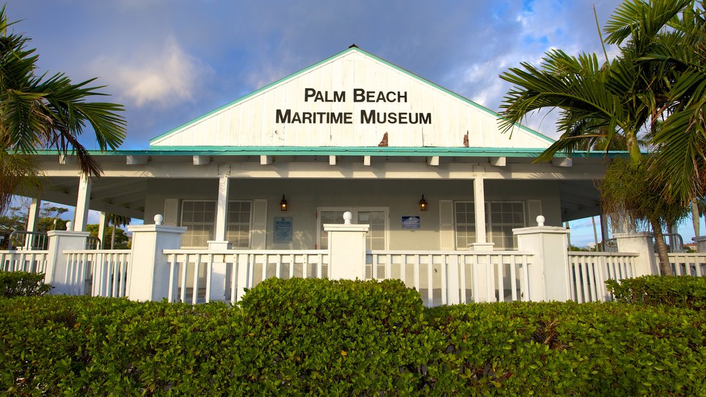 Palm Beach Maritime Museum que incluye señalización