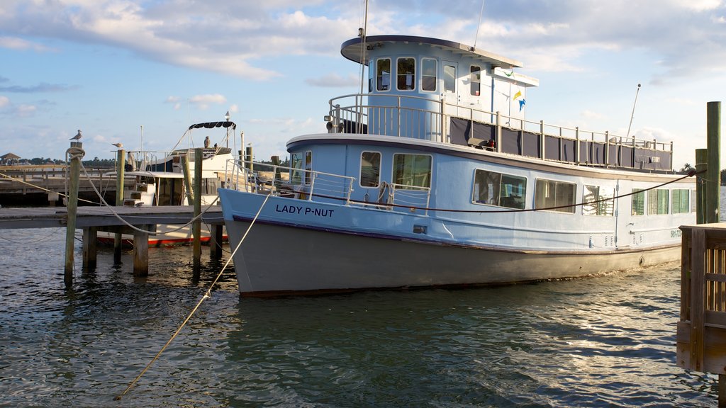 Palm Beach Maritime Museum which includes boating and a marina