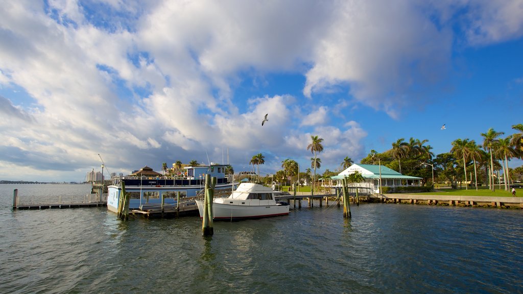 Palm Beach Maritime Museum que incluye vistas generales de la costa y una marina