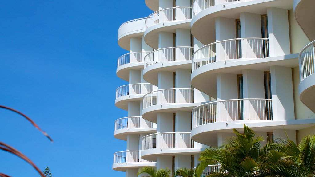 Mooloolaba mostrando uma cidade litorânea e um hotel