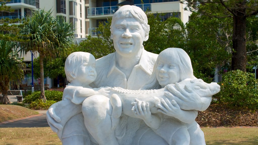 Mooloolaba Esplanade showing a park and a statue or sculpture