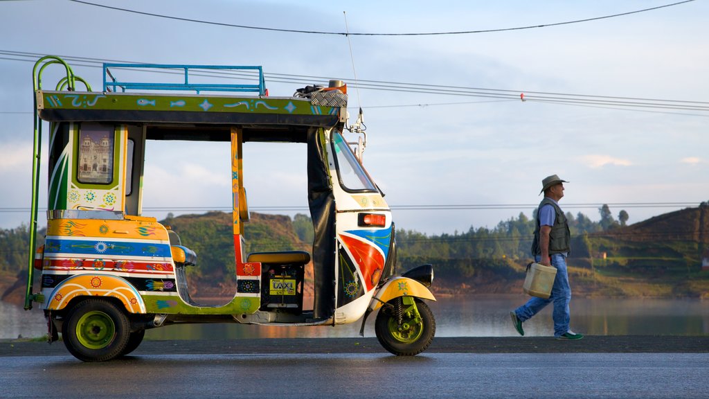 Rocha de Guatapé assim como um homem sozinho